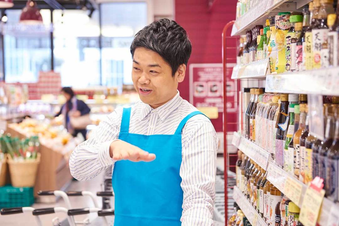 成城石井の店内に立つ家事えもん