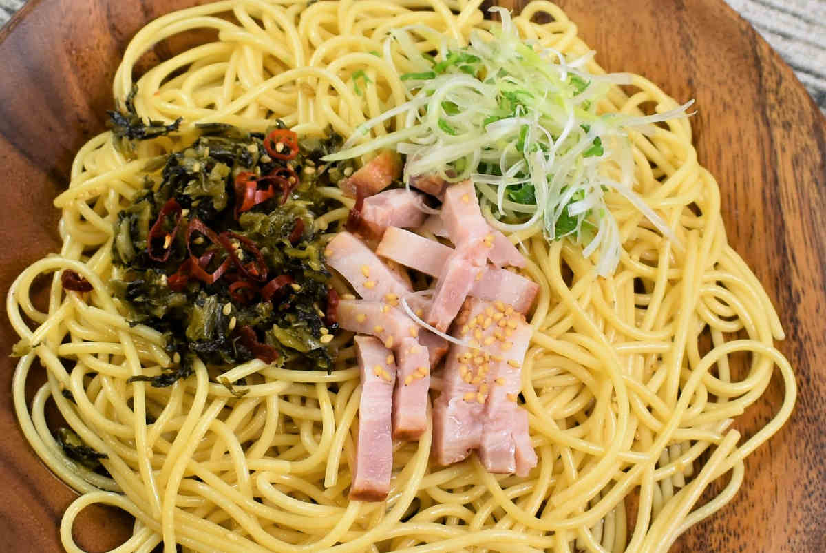 ローソンの人気パスタ「九州産高菜とベーコンのピリ辛和風パスタ」の実物画像3