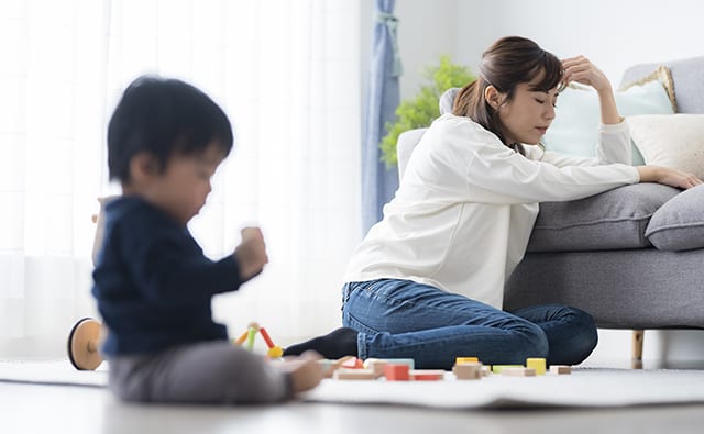 育児ストレスのある女性のイメージ