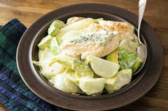 フライパンで！鮭とアボカドのクリーム煮のレシピ「濃厚でまろやかなソースを絡めて」