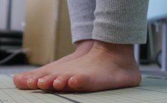 浮き指、かがみ指、扁平足…「子どもの足に異変が」成長の妨げ、運動能力の低下を招く最大の理由とは