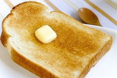 忙しい朝もボリューム満点！乗せるだけで豪華になるトーストレシピ