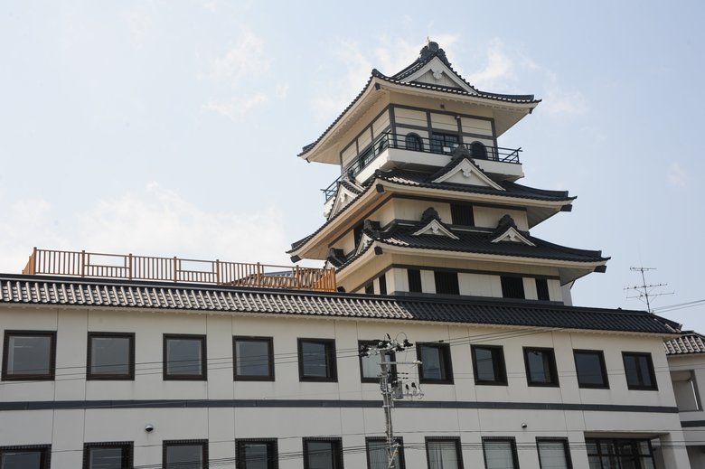 城を模した田舎館村役場庁舎にある田舎館村展望台。4階の展望デッキや6階の天守閣からアートを見学できる