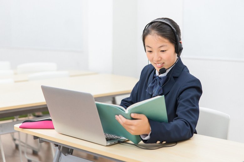 デジタルデバイスを使って勉強する中学生
