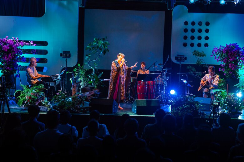 7月に行われたワンマンライブでは久しぶりに素足で熱唱する姿が！