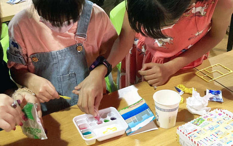 熱心に「ポッピンクッキン」づくりに励む中国の子どもたち