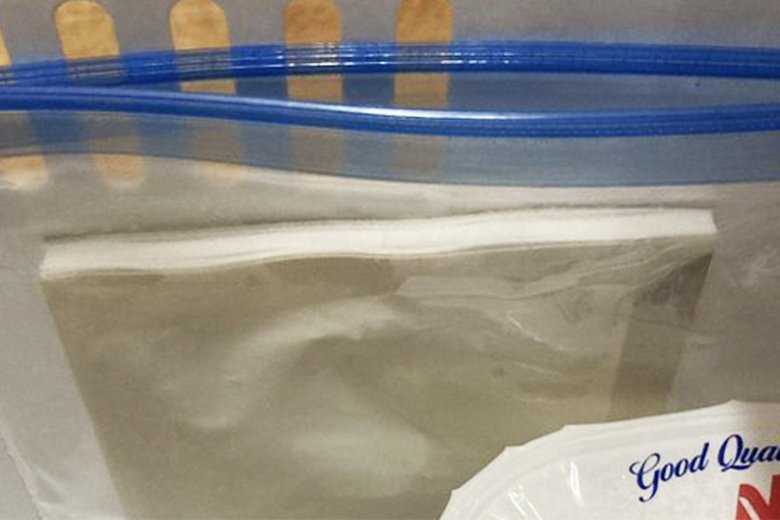 密閉袋は口を開けた状態でノートを立てて冷凍室へ入れる