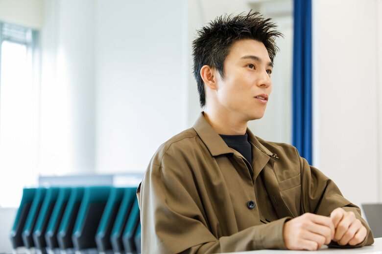 小児科医への感謝の思いを真剣なまなざしで語る中尾さん