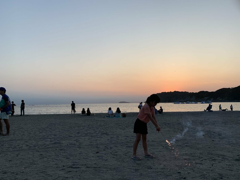 夏を満喫！海辺で花火をする娘さん