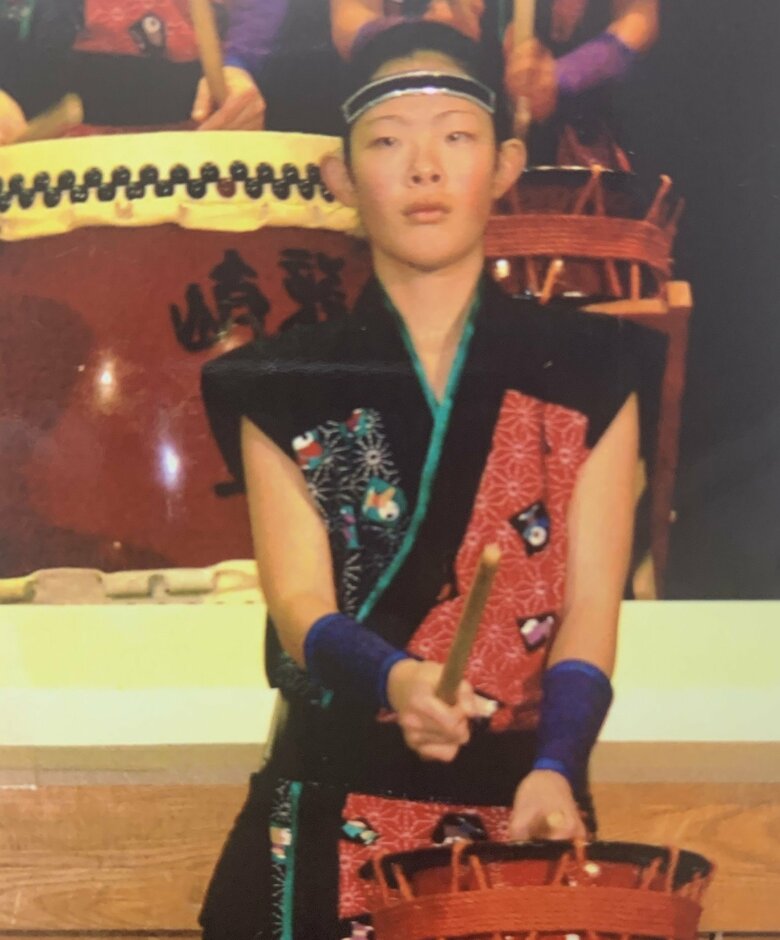 子どもの頃の佐藤さん。太鼓は振動で音が理解できるため、リズムを体で覚えて叩いていたそう