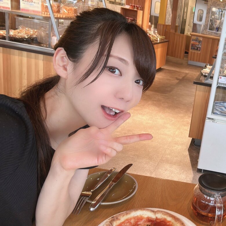 友人とカフェにてリラックスする現在のあこちさん