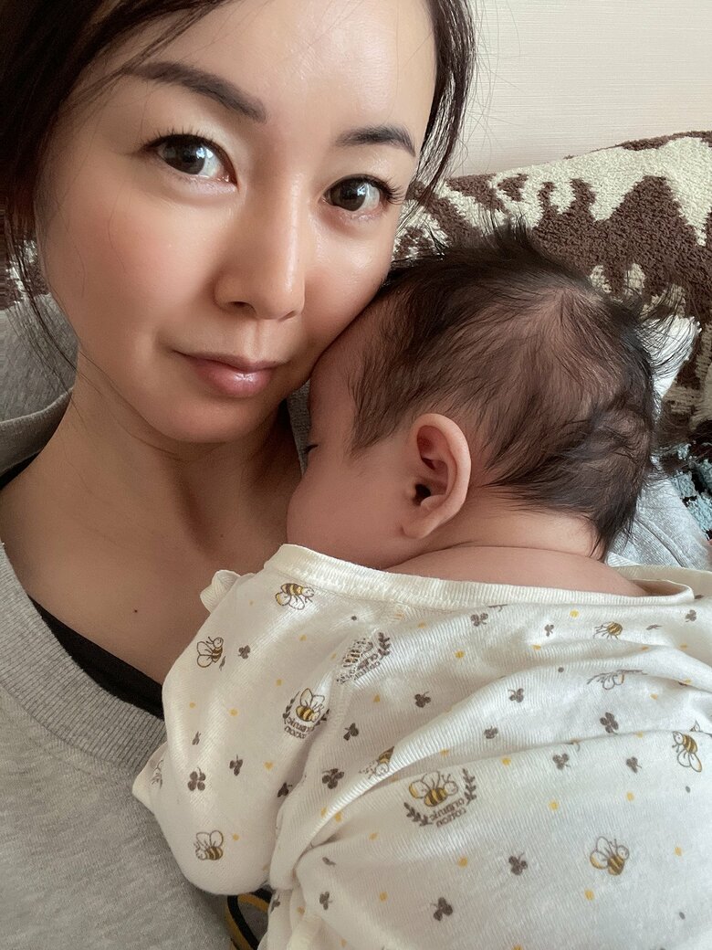 「今はとにかく育児に追われています」わが子を抱く宮崎さん