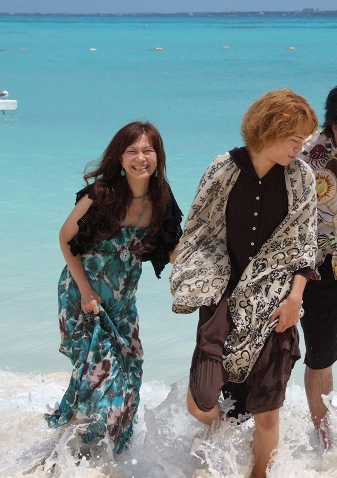 家族旅行で訪れたメキシコのカリブ海で。カリビアンブルーの海を背景に笑顔が弾ける鈴木香里武さんの母親・すずきかなこさん