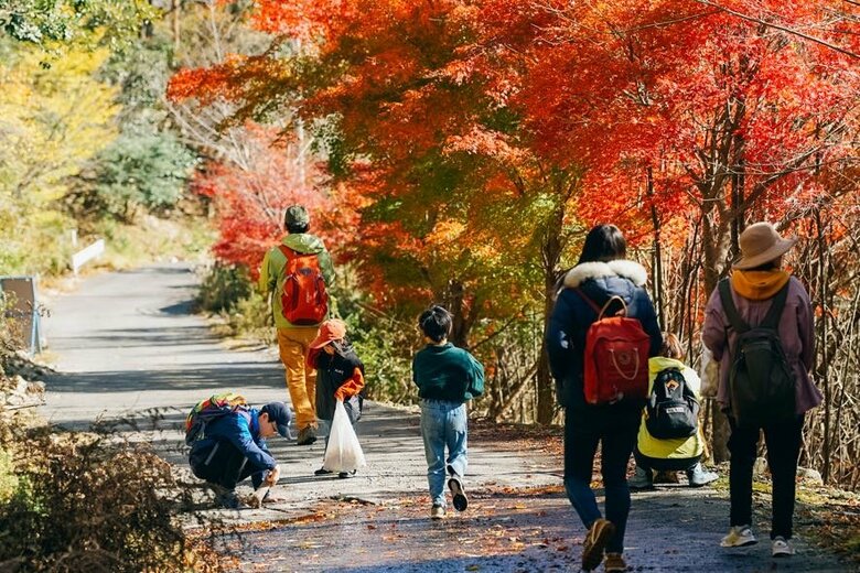 落ち葉拾いをする子どもたち。どんぐりみっけ