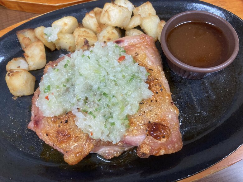 チキンの上にのる野菜ペーストと小皿に入ったガルムソースの組み合わせがたまらない若鶏のディアボラ風