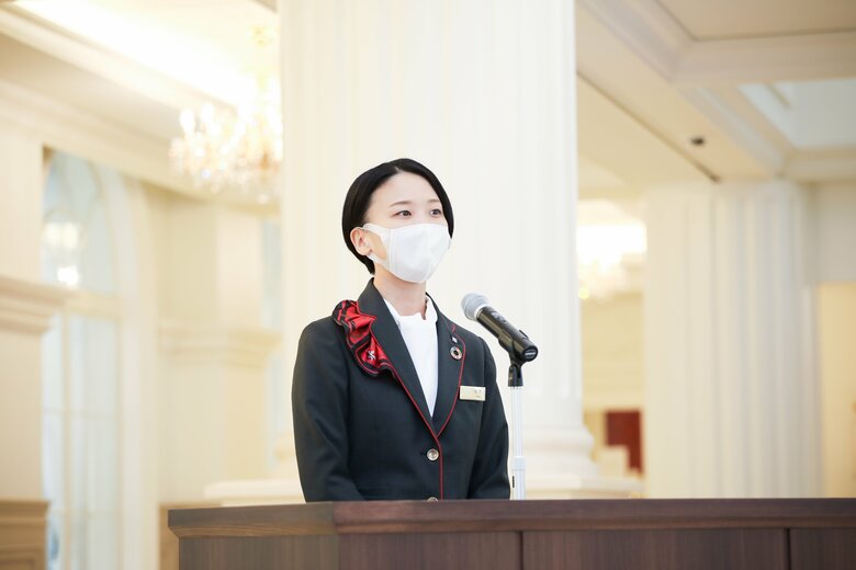 支配人として挨拶をする憧花さん。「宝塚大劇場のオフィシャルホテルとして、お客様に喜んでいただきたいです」