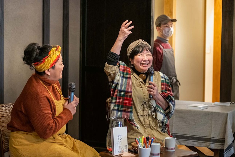 トークショーで笑顔を見せる枝元さん