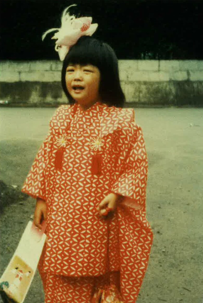 七五三で鮮やかな赤の晴れ着姿の中山さん。何か訴えたいことがあった？（写真提供／中山忍）