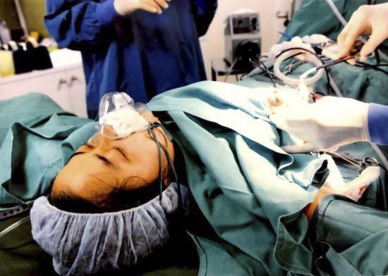 命をかけて挑んだ胸の切除手術のシーンを友人に撮影してもらった1枚