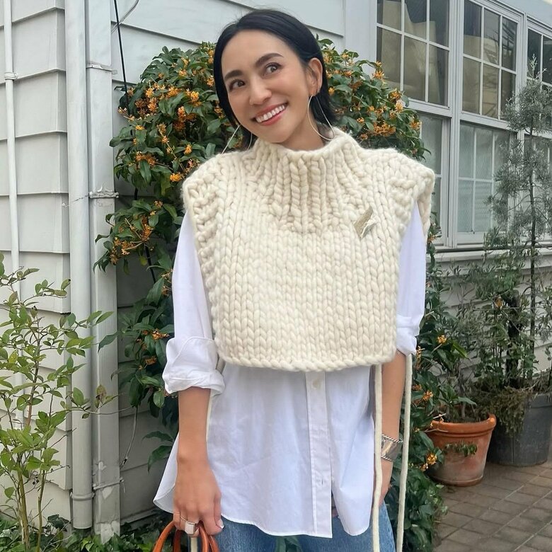 シャツにニットベスト合わせがかわいい！モデルとして活躍する二宮こずえさん