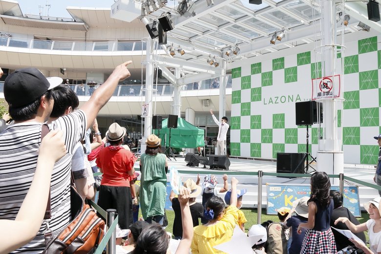 子どもも大人も歌って踊って大騒ぎ！