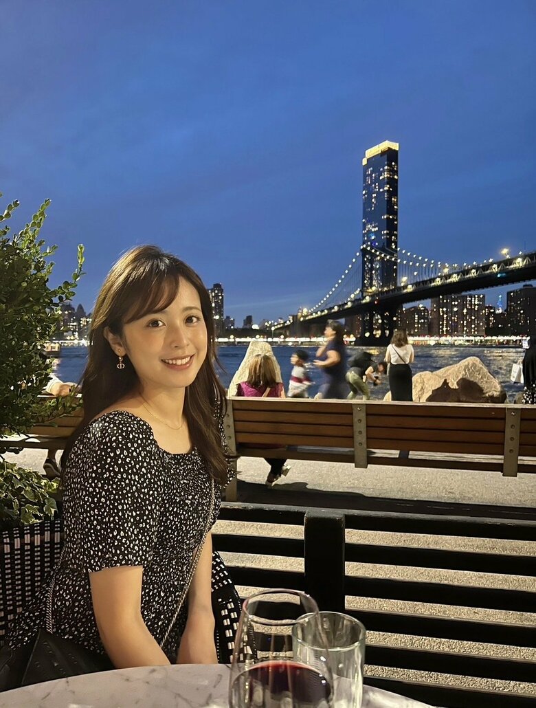 ブルックリンブリッジを背景に優雅なディナーのひととき