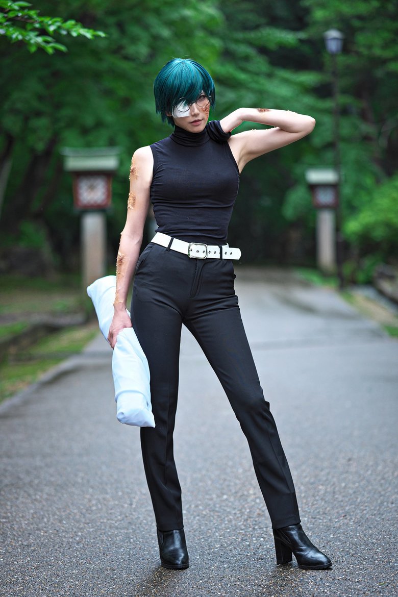 『呪術廻戦』の人気キャラ・禅院真希のコスプレ。スタイルの良さが際立つ！