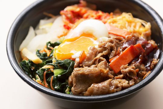 ほっともっと「野菜が摂れる肉増しビビンバ(半熟たまご付き)+もち麦ごはん」