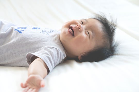 ベビーサインの真似をする赤ちゃんのイメージ