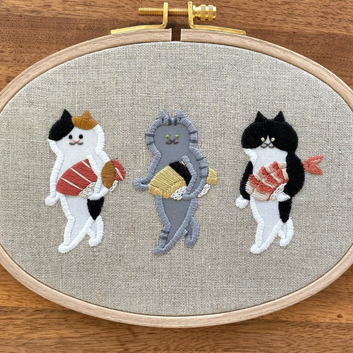 「お寿司を運ぶねこ」の刺繍作品