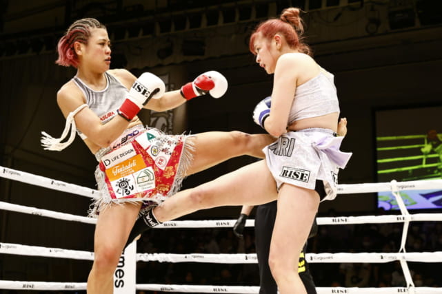 AKARI選手（右）との対戦でキックを放つerikaさん（c）RISE