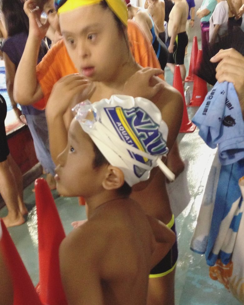 プールサイドでカイトさんをサポートする次男・律心さん（Instagramより）