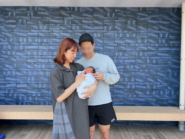 モデルの鈴木サチさんとパートナー、生まれたばかりの第5子