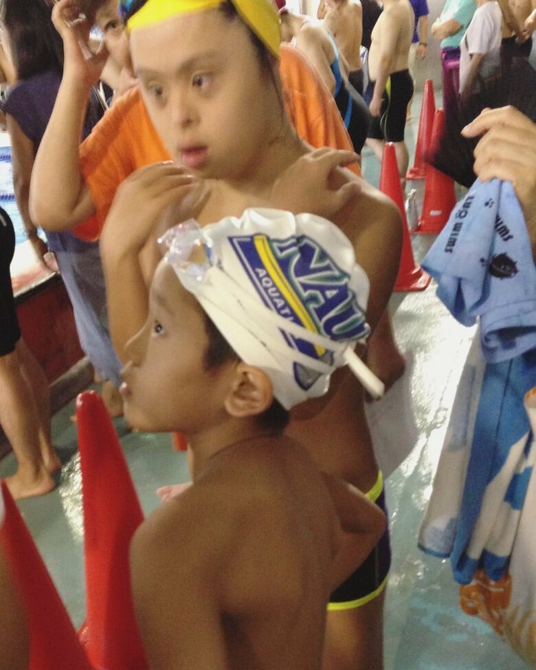 プールサイドで海人さんをサポートする次男・律心さん（本人のInstagramより）