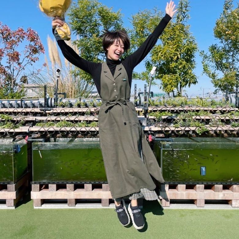 農園のスタッフからサプライズで誕生日をお祝いされる小林さん