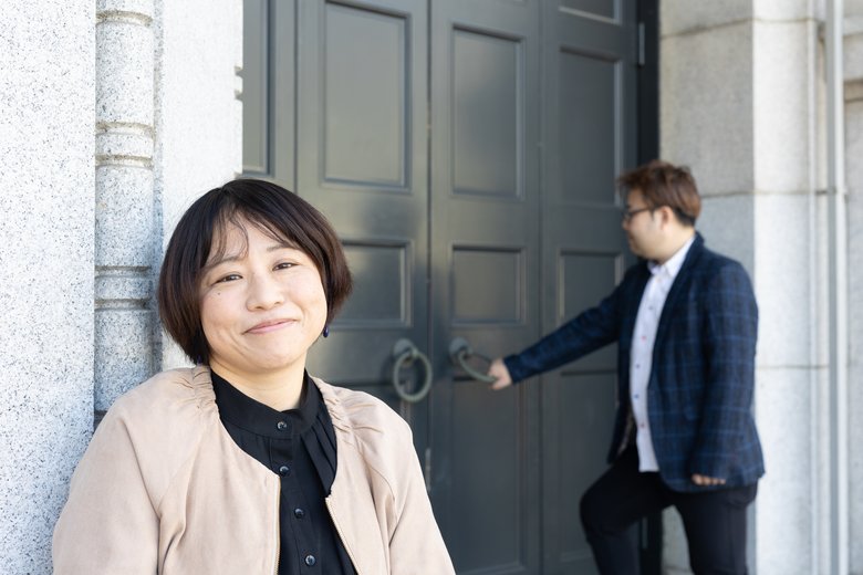 開所に向けて代表者近影の撮影に緊張する2人