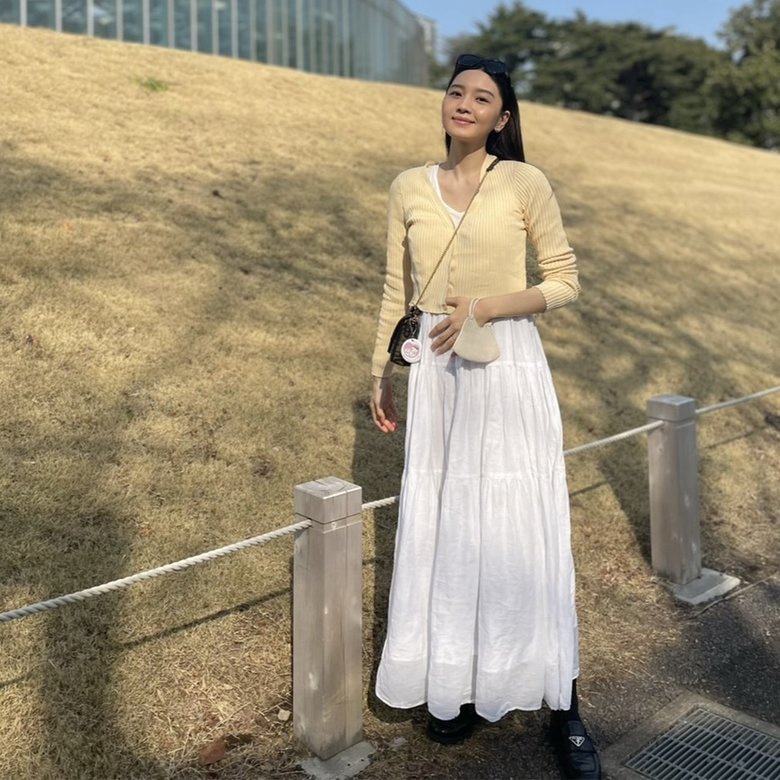 妊娠期間。お腹にそっと手を当てる静さん