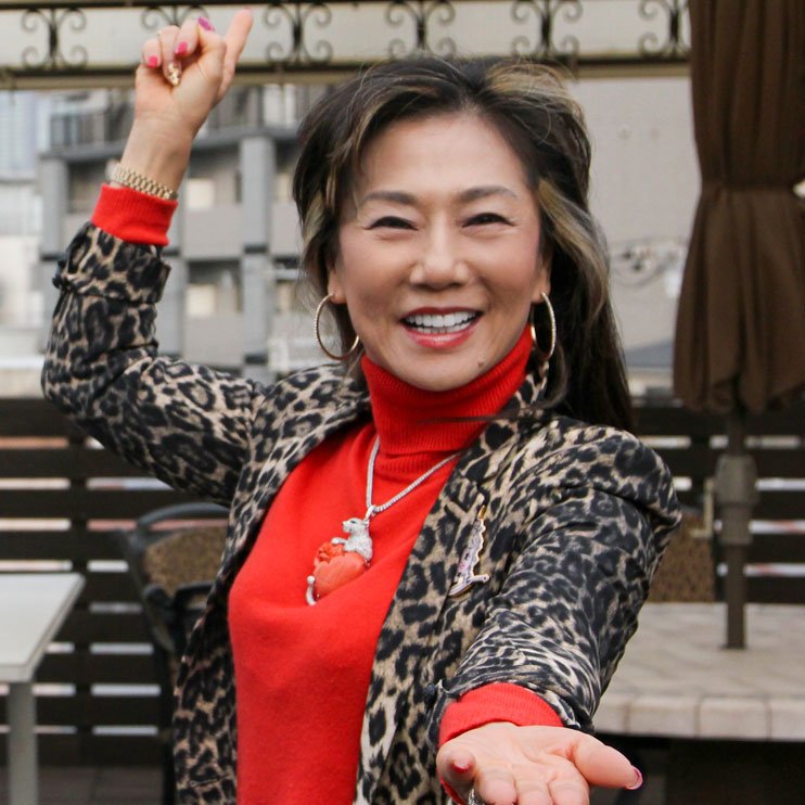 子ども時代は金銭的に苦しかったが20代で実業家になり活躍