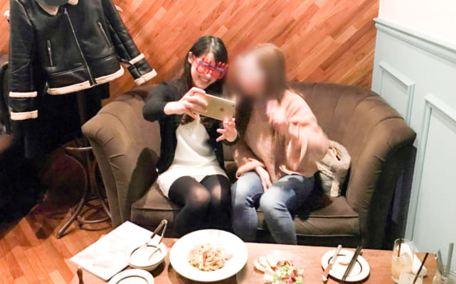 “リア充”アピールのために写真を撮影
