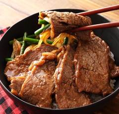 焼肉丼レシピ「みそ入りの市販のたれが肉欲を満たす！」