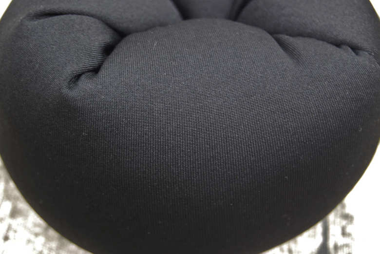 セリアのおすすめ商品「リラックスミニまくら」の使用中画像