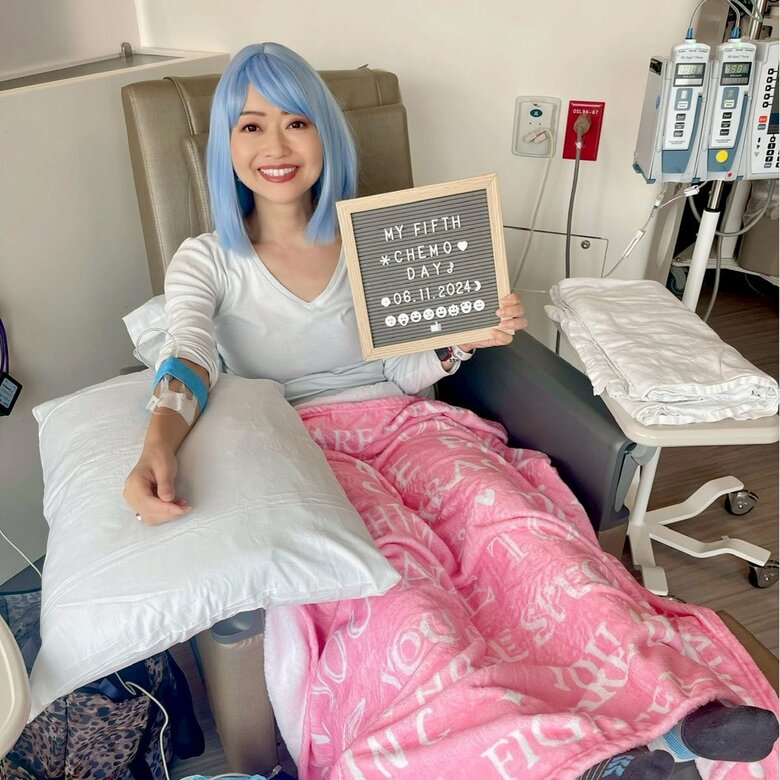 抗がん剤治療を受ける本田さん。水色やピンクなど多彩なウィッグをつけ、前向きに治療に取り組んだ
