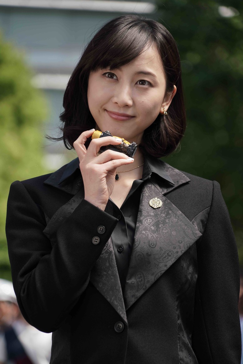 ▲西都の新知事・郷原光臣と、北都の新知事・才賀涼香。藤井隆さん、松井玲奈さんが、冷酷な地球外生命体・ブラッド族を演じています。