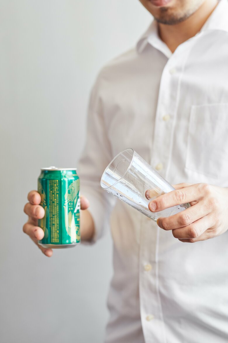 ビール本来の味わいを楽しむ注ぎ方３／手首を外側（または内側）に45度ひねってグラスの口を正面に向ける