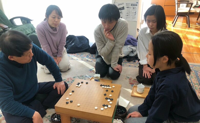 正月は家族で小林さんの実家へ。祝宴もそこそこに囲碁がはじまる