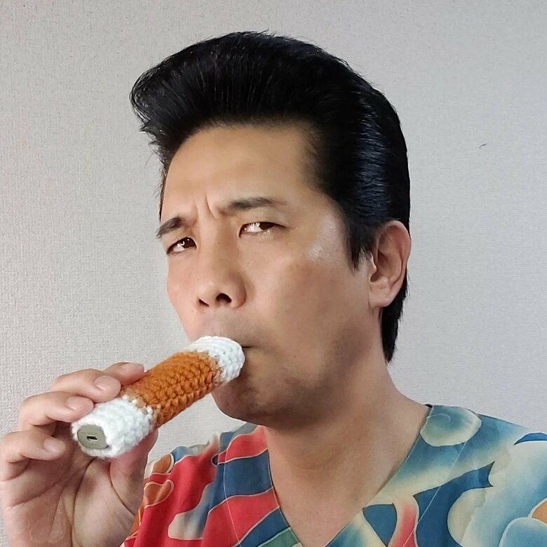 『ちくわ食べてるふりしてアイコス吸えるアイコスケース』。アイコスもたばこも吸わないが、アイコスシリーズの作品を多数考案している