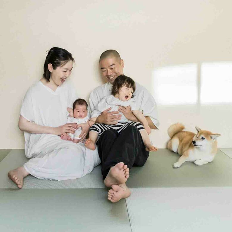 自宅で撮影した4人と1匹の家族写真