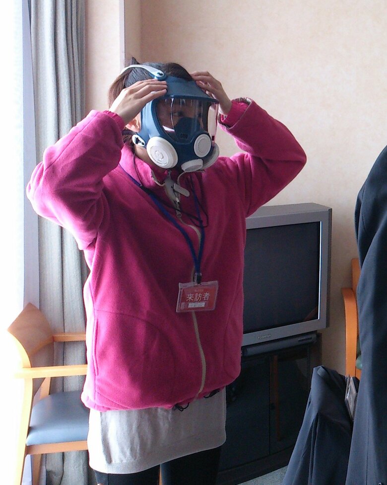 事故後の福島第一原発の内部視察のため、マスクをつける関口さん