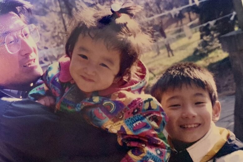 幼少時の絵里菜さん（中央）。大好きな父と兄と