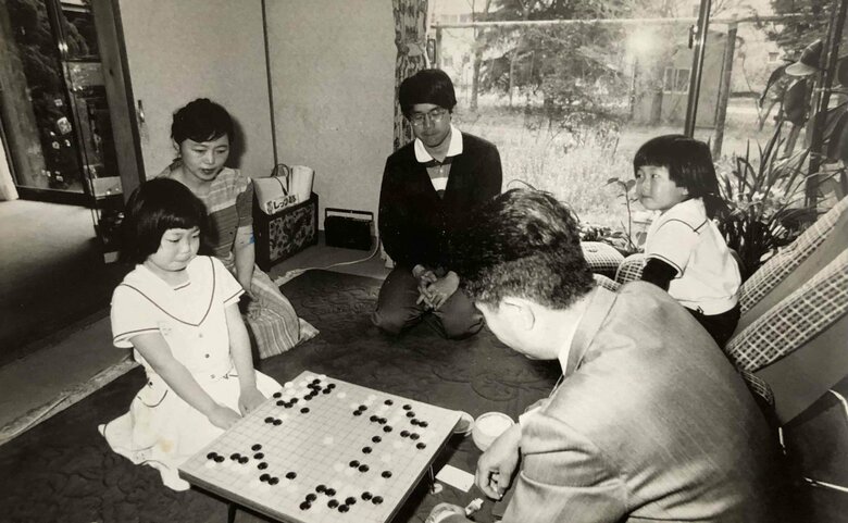 小学1年生の頃の小林さん（左）。自宅を訪れた実力者を捕まえては囲碁を打っていた